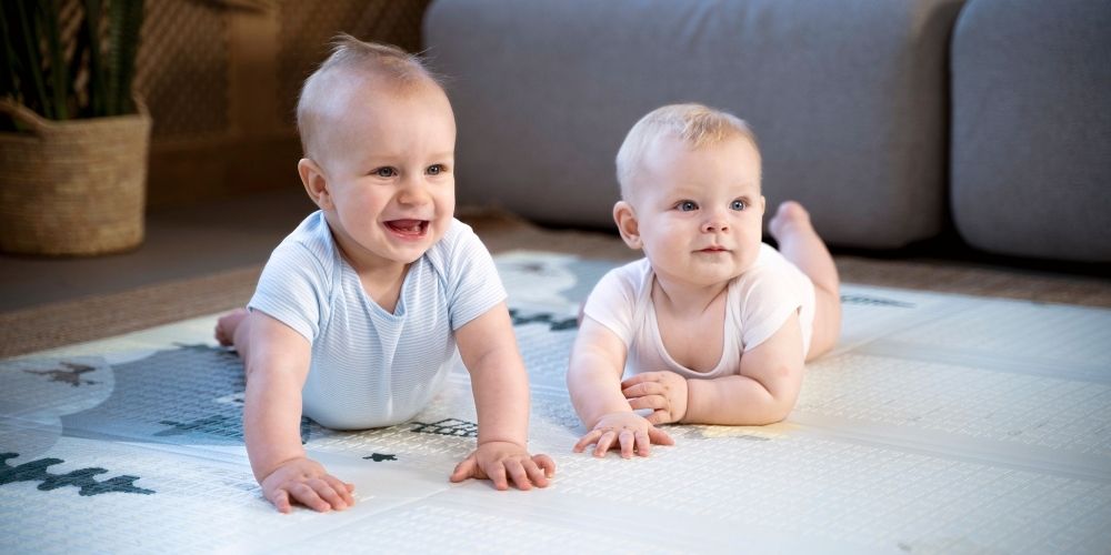 Cuándo comienzan a gatear los bebés y cómo fomentarlo