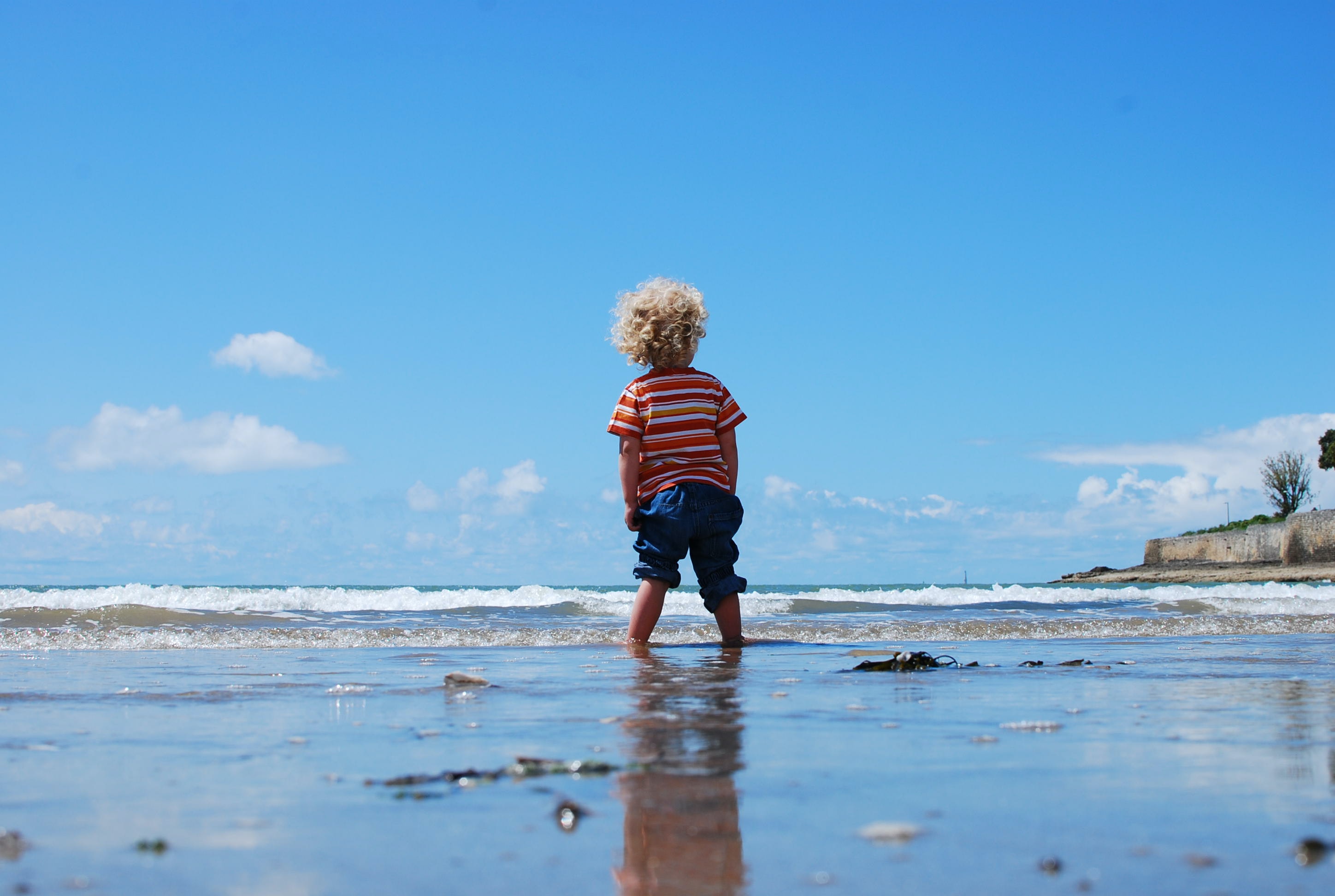 niño de espaldas en la playa