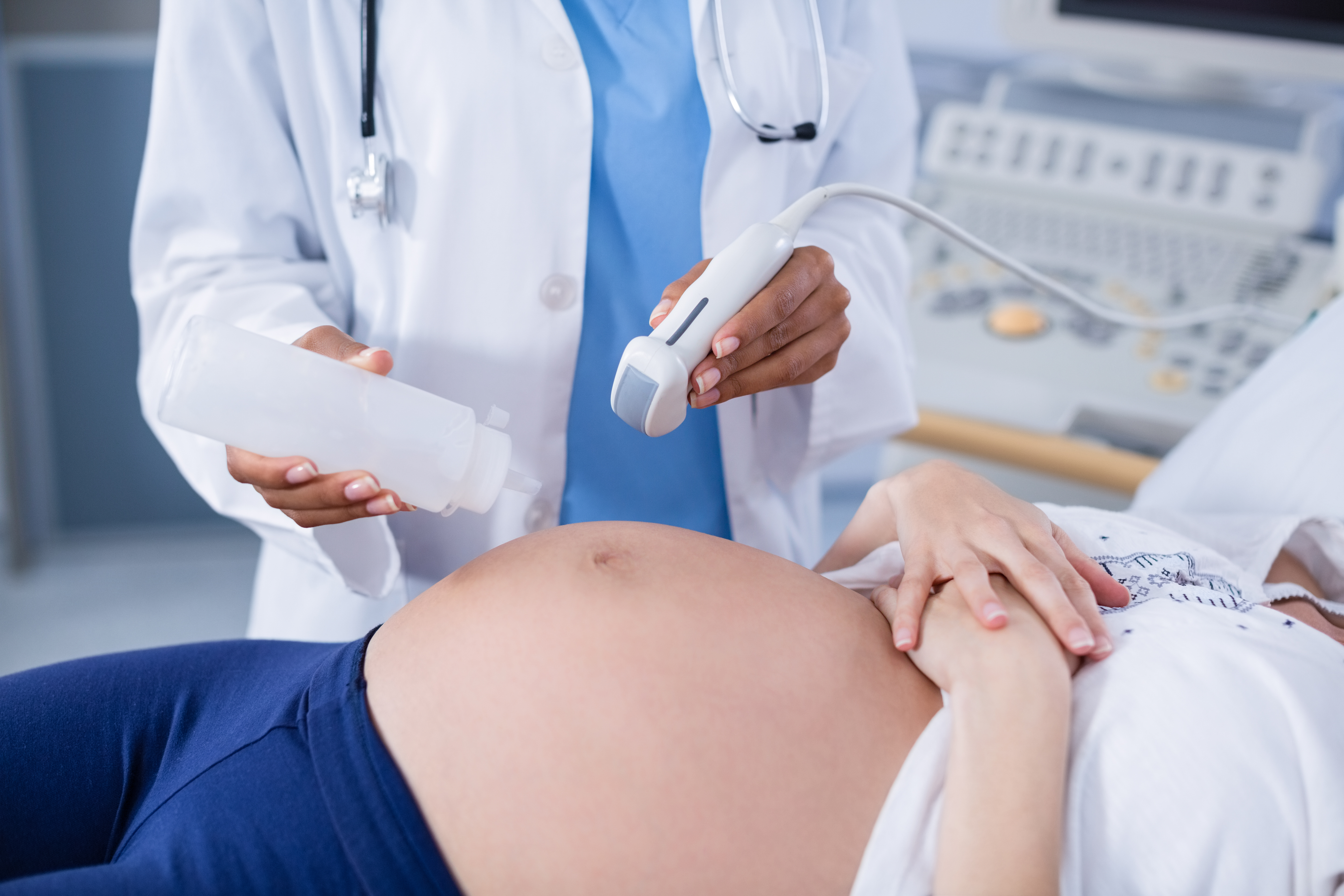 imagen medico realizando ecografía mujer embarazada